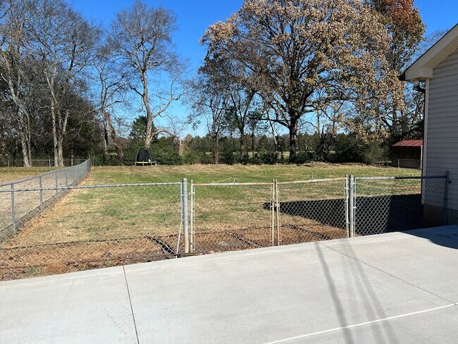 Building Photo - 204 Homewood Dr