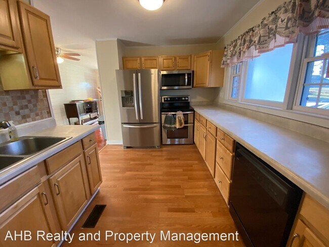 Building Photo - 3 br, 1 bath House - 916 Trail Eight