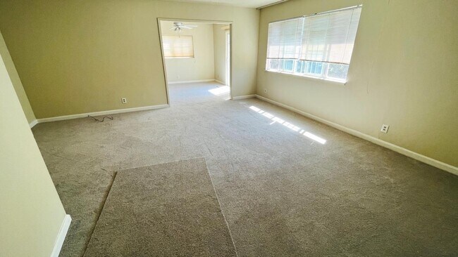 Foto del edificio - 10460 Davison Ave