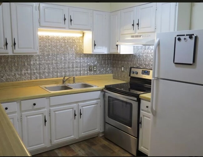 Kitchen - 417 N Country Club Dr