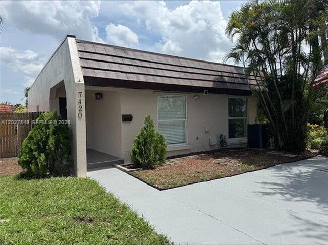 Foto del edificio - 7420 Big Cypress Dr