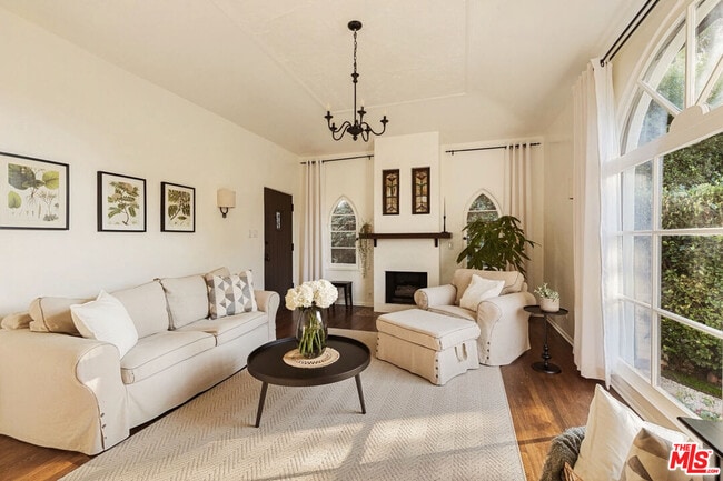 Foto del edificio - 830 N Gardner St