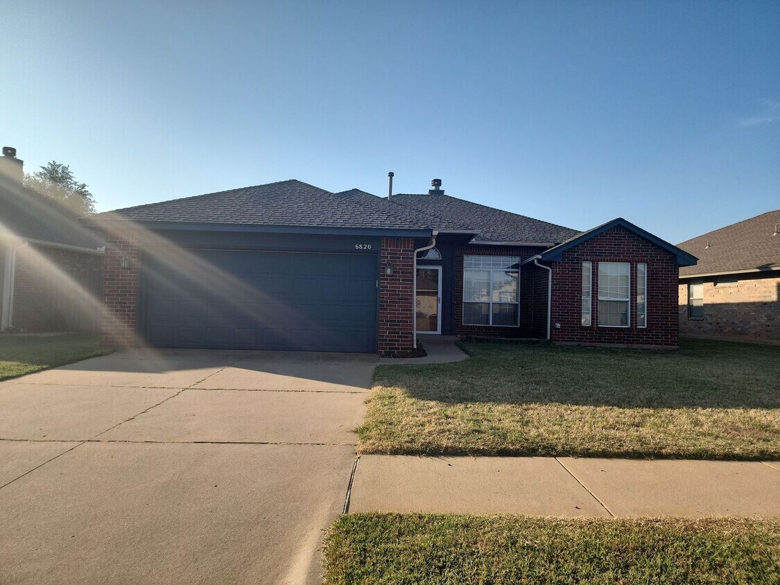 Foto principal - Coming soon: 3 Bed 2 Bath in Oklahoma City!