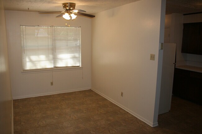 Building Photo - 1206 Airline Dr