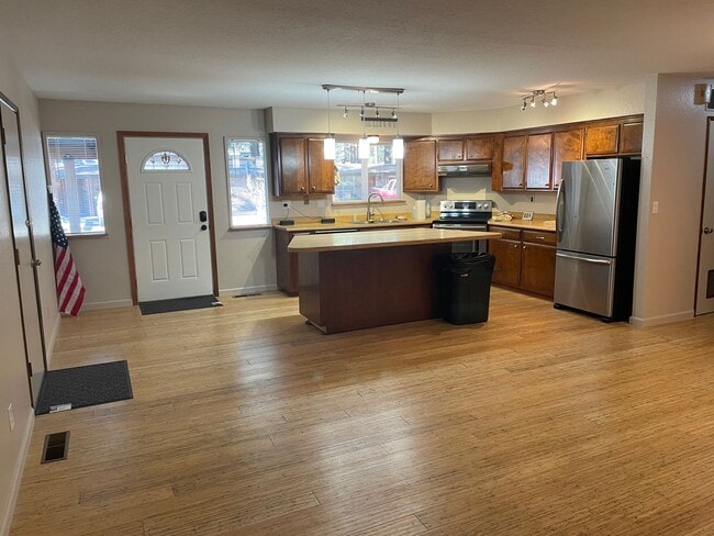 Building Photo - Great Al Tahoe location - long term rental