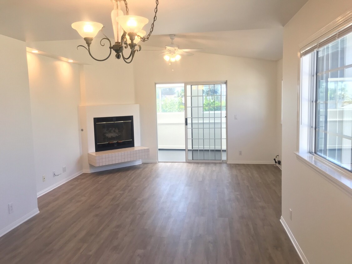 Primary Photo - Large Beach House Over Two Car Garage