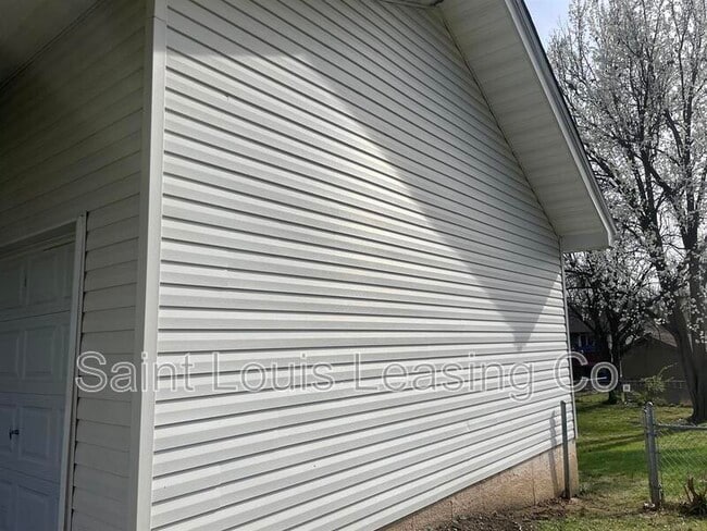Building Photo - 1635 Woodman Dr