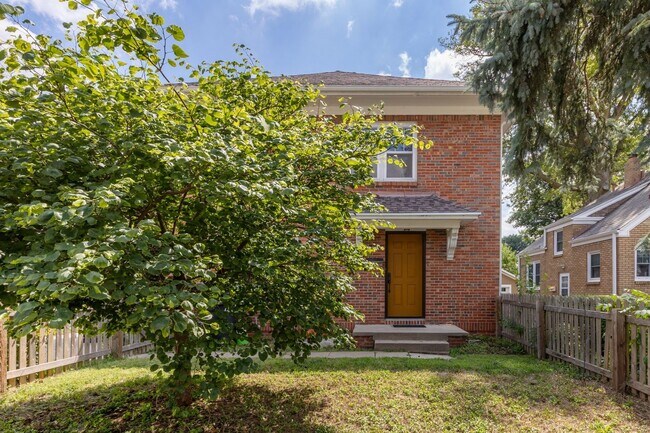 Foto del edificio - Charming 4 Bed, 2 Bath Home Steps from Elmwood Park
