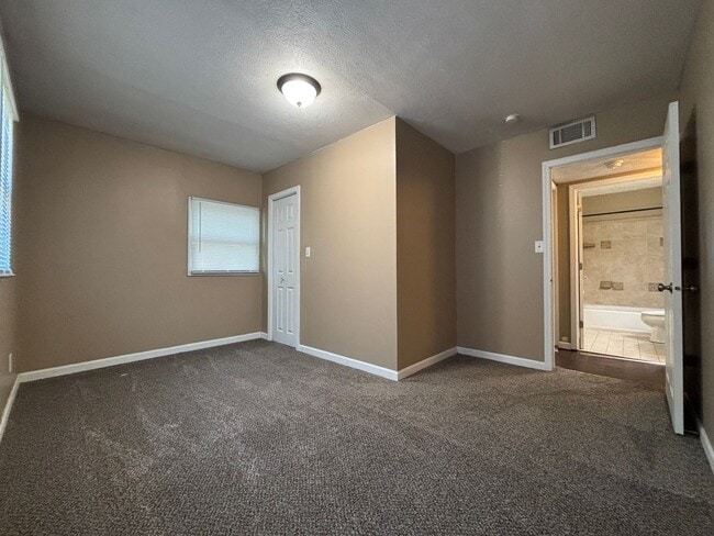 Building Photo - 2 Bedroom / 1 Bath Home in Council Bluffs!