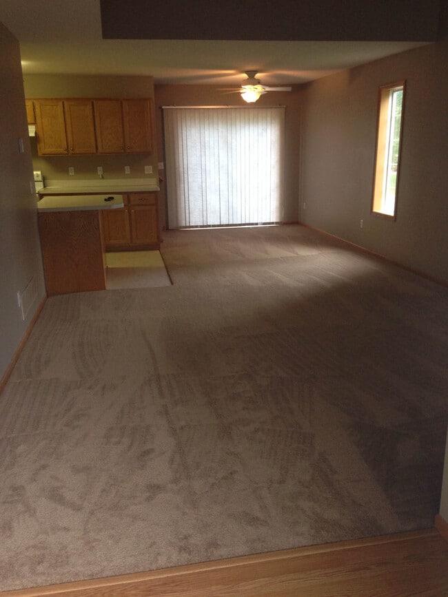 Foto del edificio - End Unit 3 bed finished basement Town Home