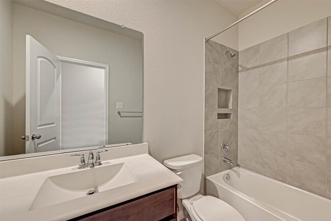 Building Photo - 14111 Lake Lodge Dr