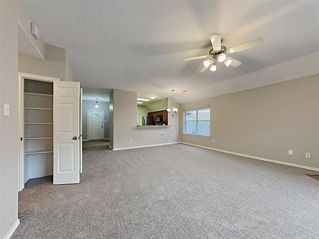 Foto del edificio - 6915 Pheasant Oak Dr