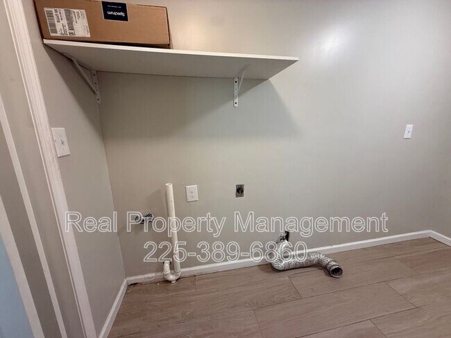 Foto del edificio - 160 Ebony Dr