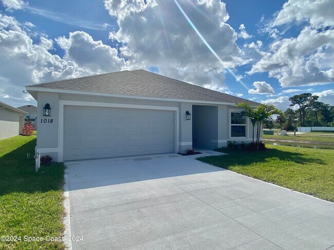 Building Photo - 1018 Dania Cir