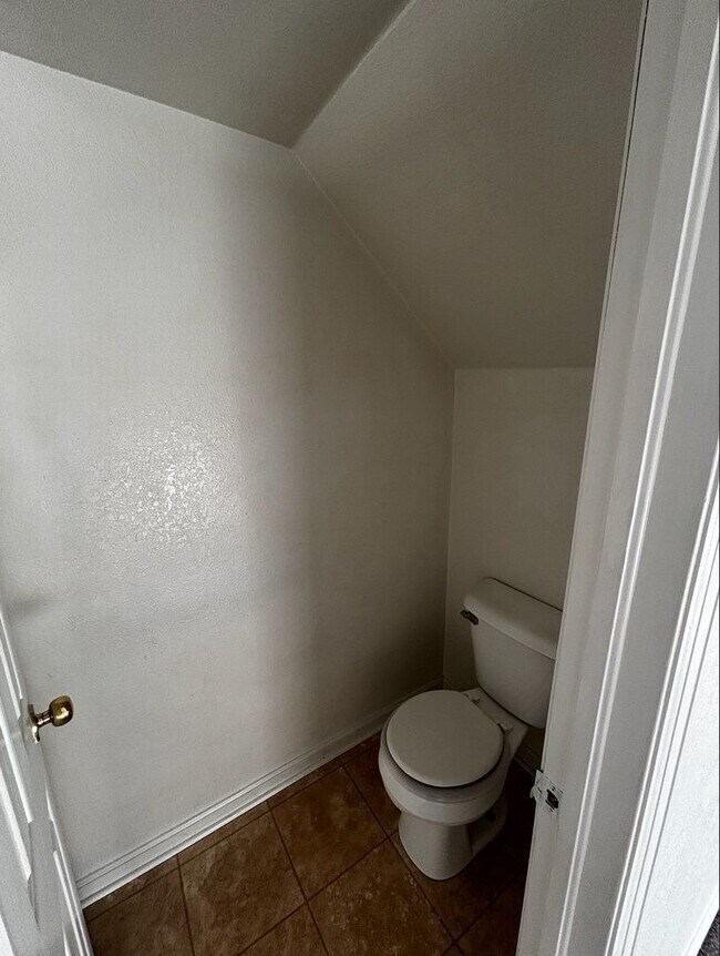 Building Photo - 28 Yorkshire Rd