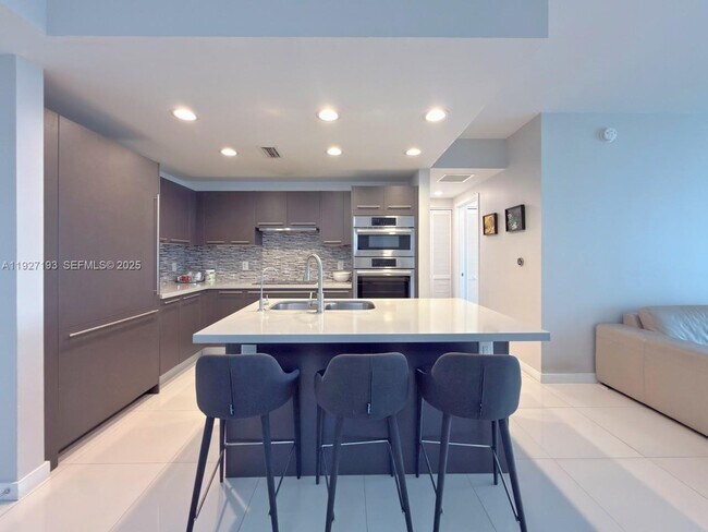 Foto del edificio - 7751 NW 107th Ave