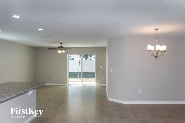 Foto del edificio - 445 Earhart Dr