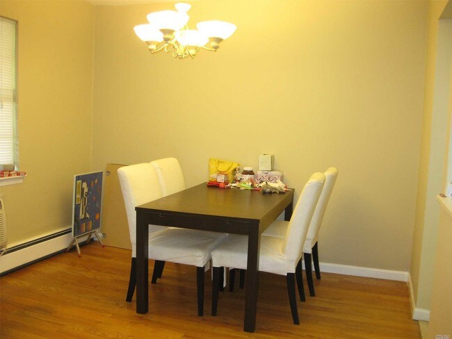 Foto del edificio - 206-16 Emily Rd