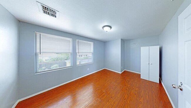 Foto del edificio - 1129 Bumble Bee Dr