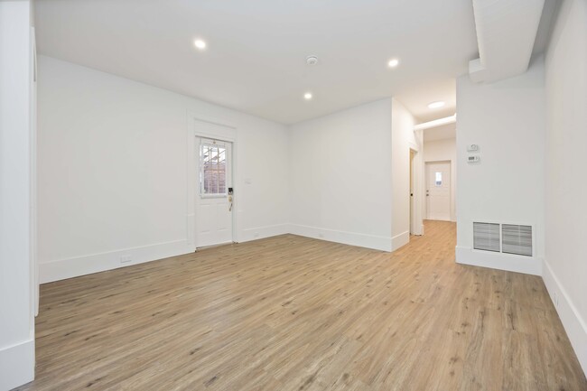 Building Photo - 406 Roncesvalles Av