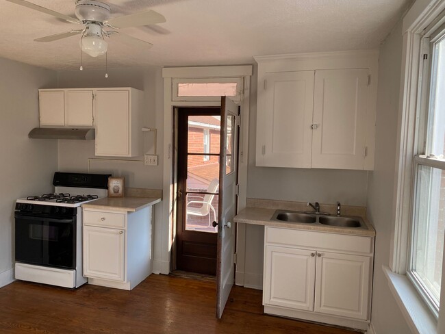 Kitchen/ patio entrance - 1507 Evergreen Rd