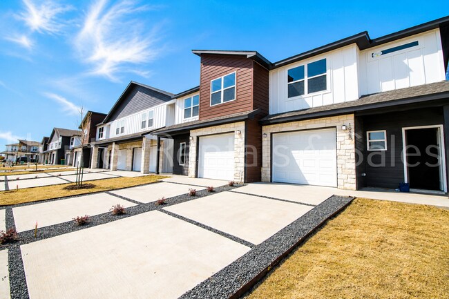 Foto del edificio - Upscale Three-bedroom Townhome!