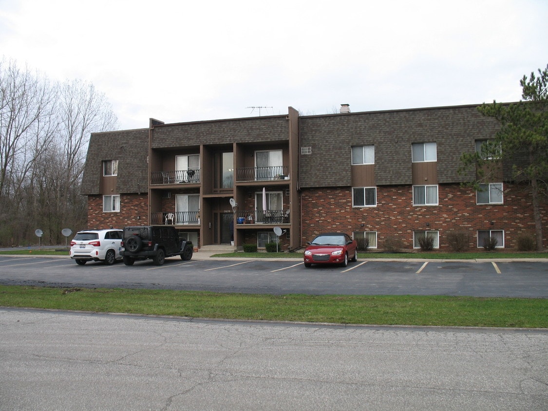 2035 Meadow Ln, Schererville, IN 46375 Apartments in Schererville, IN