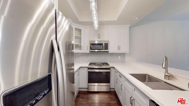 Foto del edificio - 3480 Barham Blvd