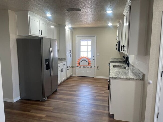 Building Photo - Brand New Duplex!