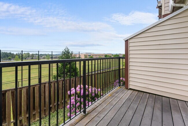 Foto del edificio - Spacious 3-Level Townhome for Rent in Prime Location