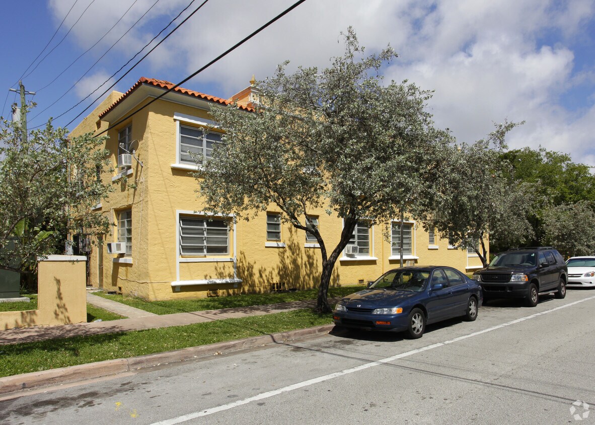 Foto del edificio - 102 Menores Ave