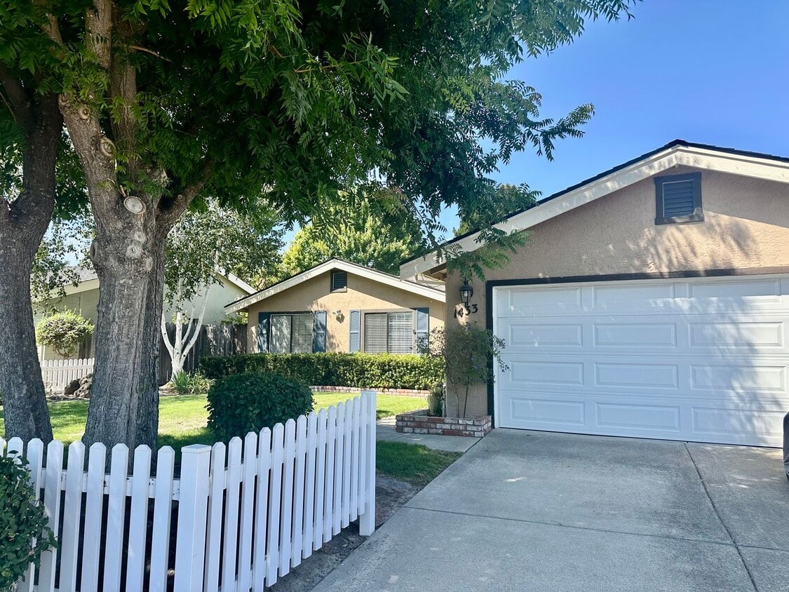 Primary Photo - One story gorgeous home in the highly desi...