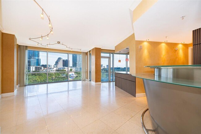 Foto del edificio - 322 E Central Blvd