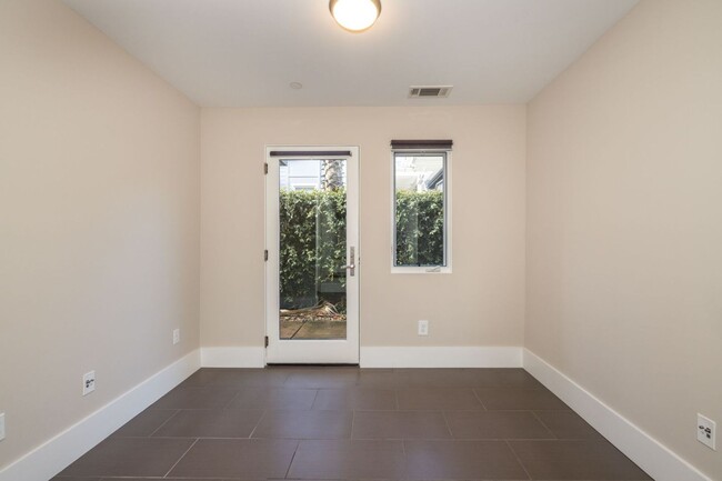 Building Photo - 11 Year Young Contemporary Home, Steps to ...