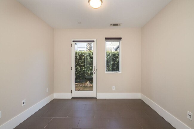 Foto del edificio - 13 Year "Young" 3 Bed, 3 Bath Contemporary Home- Steps to University Ave!