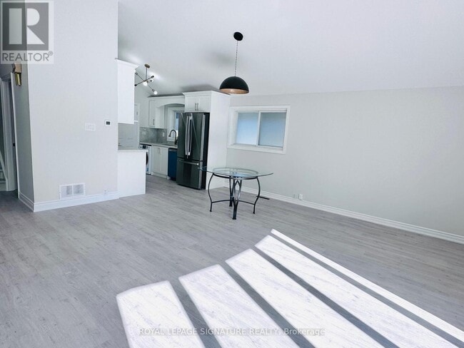 Building Photo - 55 Munson Crescent