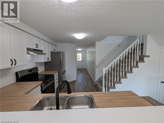 Photo du bâtiment - 699 Laurelwood Dr