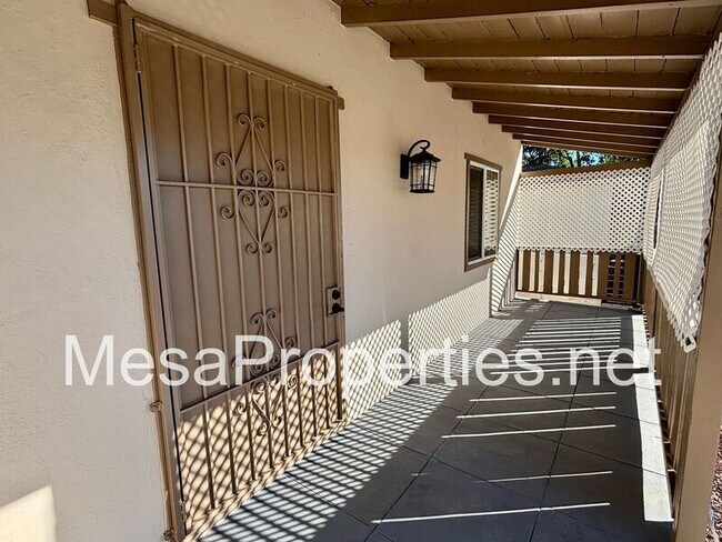 Foto del edificio - 8143 Grove Ave