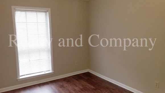 Building Photo - Spacious Townhome