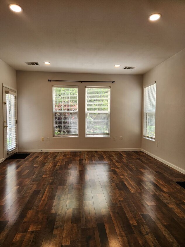 Foto principal - Stylish 2 Bed, 2 Bath Main-Floor Condo – U...