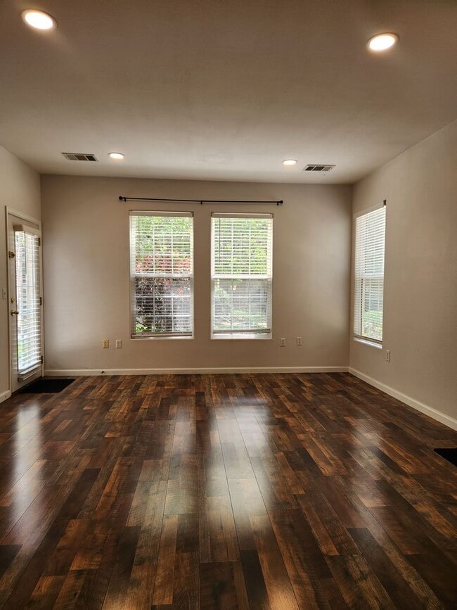 Stylish 2 Bed, 2 Bath Main-Floor Condo – U... - Stylish 2 Bed, 2 Bath Main-Floor Condo – U...