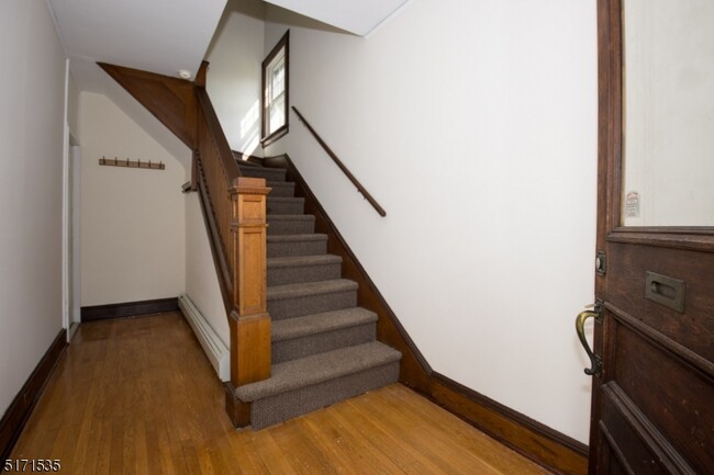 Building Photo - 176 Grove Ave