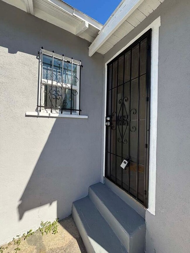 Photo - 4215-4217 S Budlong Ave Apartment