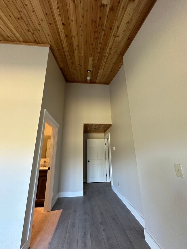 Pasillo del dormitorio principal - 103-105 Puckerbrush East Rd