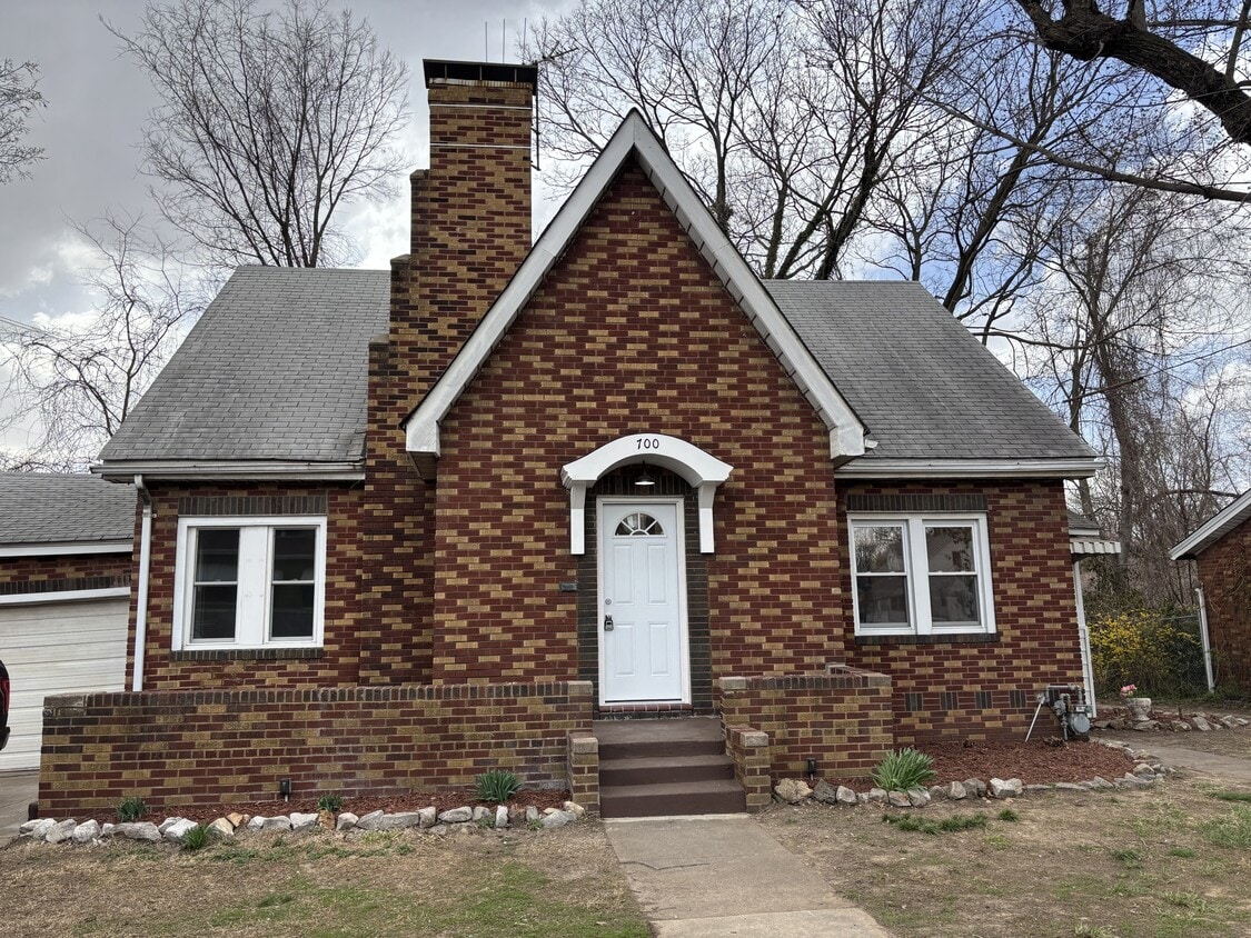 Primary Photo - 700 Main St