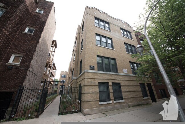 Building Photo - 838 W Cornelia Ave