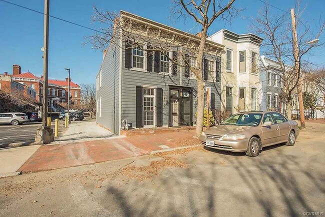 Photo - 2 N Plum St House