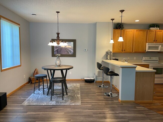 Building Photo - Beautiful end unit townhome in Elk River!
