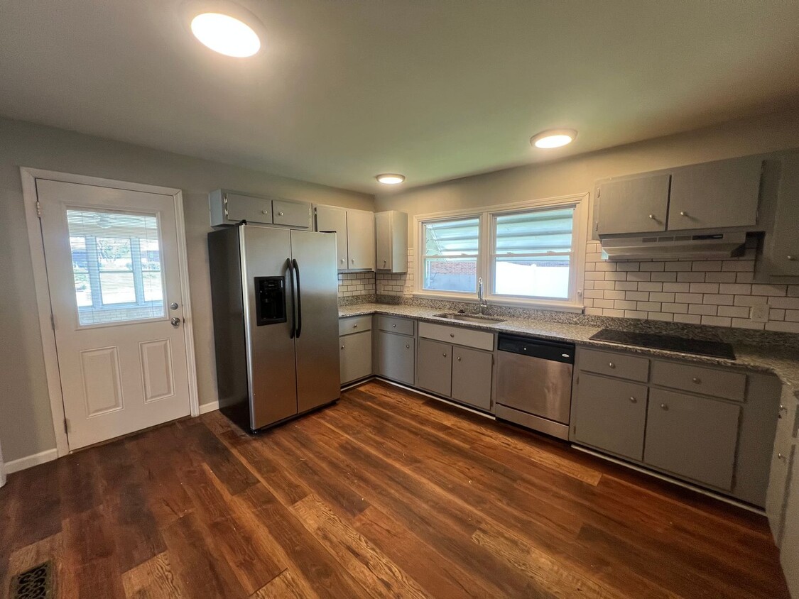 Foto principal - Spacious 4-Bedroom Home in Highly Desirabl...