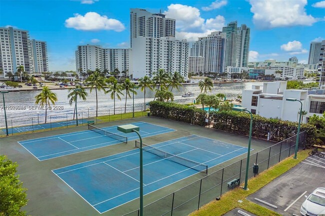 Foto del edificio - 800 Parkview Dr